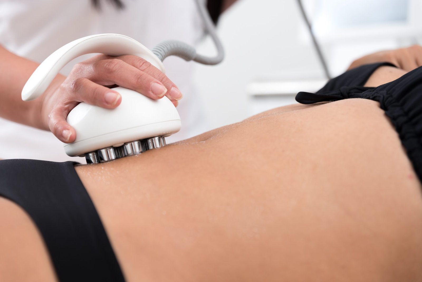 Mujer en tratamiento con tecnología Wonder para esculpir abdomen y glúteos en Pozuelo