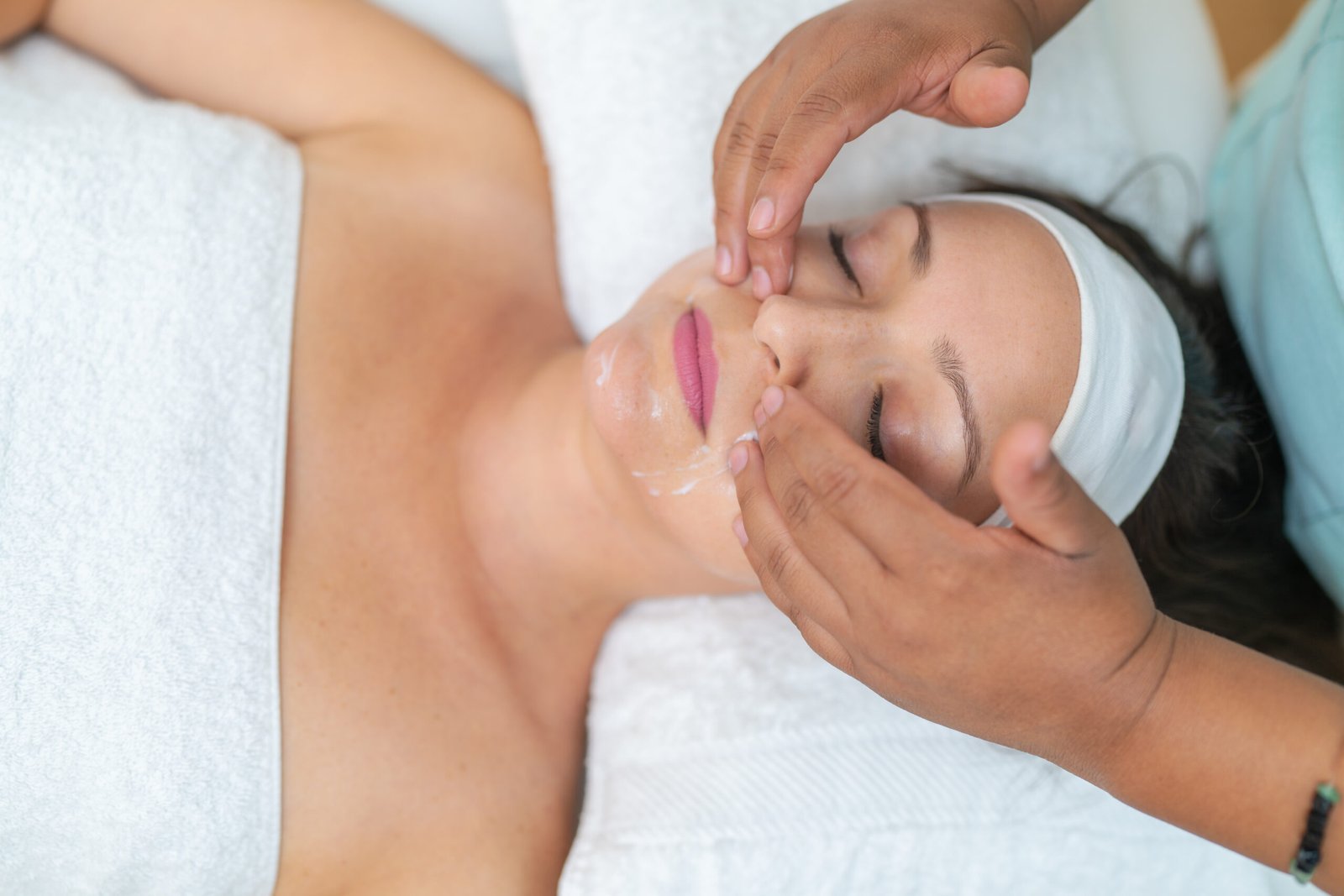 Mujer recibiendo un tratamiento facial y corporal combinado para preparar la piel para septiembre en centro estético de Pozuelo