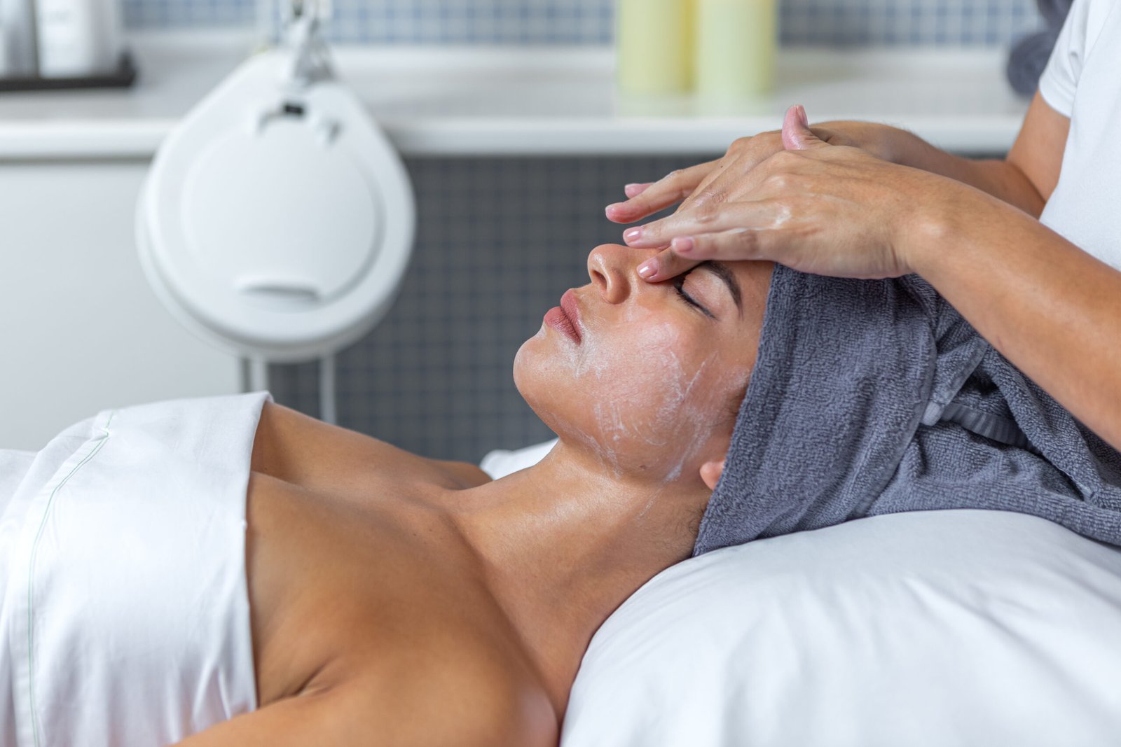 Tratamiento facial hidratante para preparar la piel para el otoño tras el sol en centro de estética avanzada en Pozuelo de Alarcón