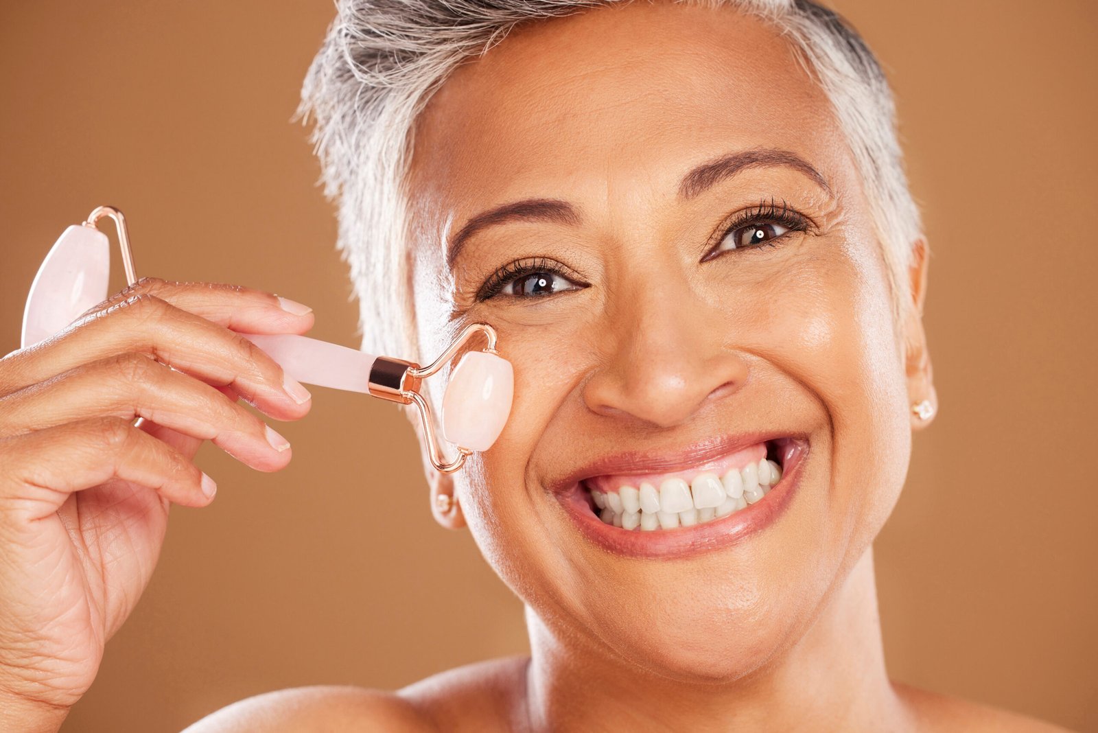 Clienta sonriente tras su tratamiento estético en Moon Dream, centro de estética avanzada en Pozuelo de Alarcón
