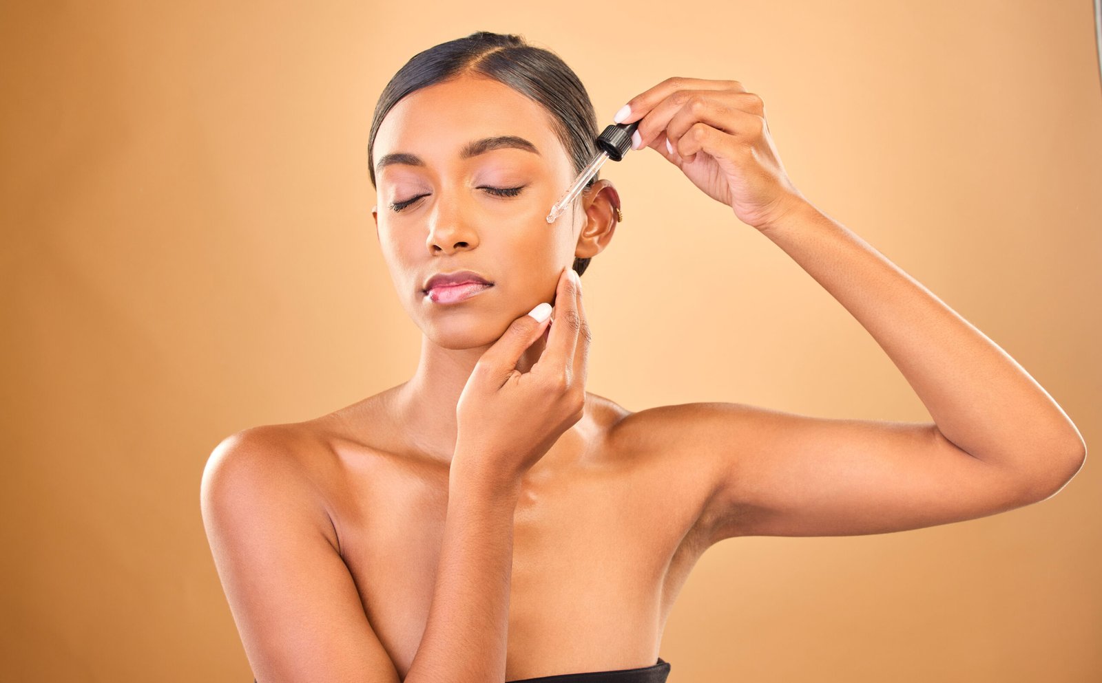 Mujer preparándose para una limpieza facial profunda en Moon Dream, centro estético de Pozuelo de Alarcón