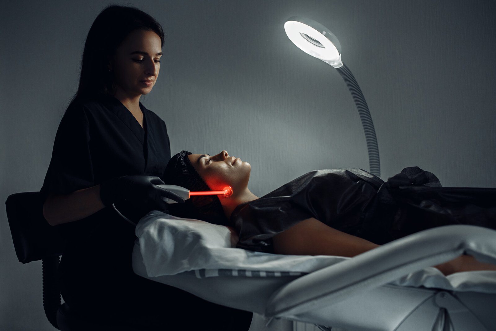 Sesión de tratamiento con tecnología estética avanzada en centro de estética de Pozuelo de Alarcón