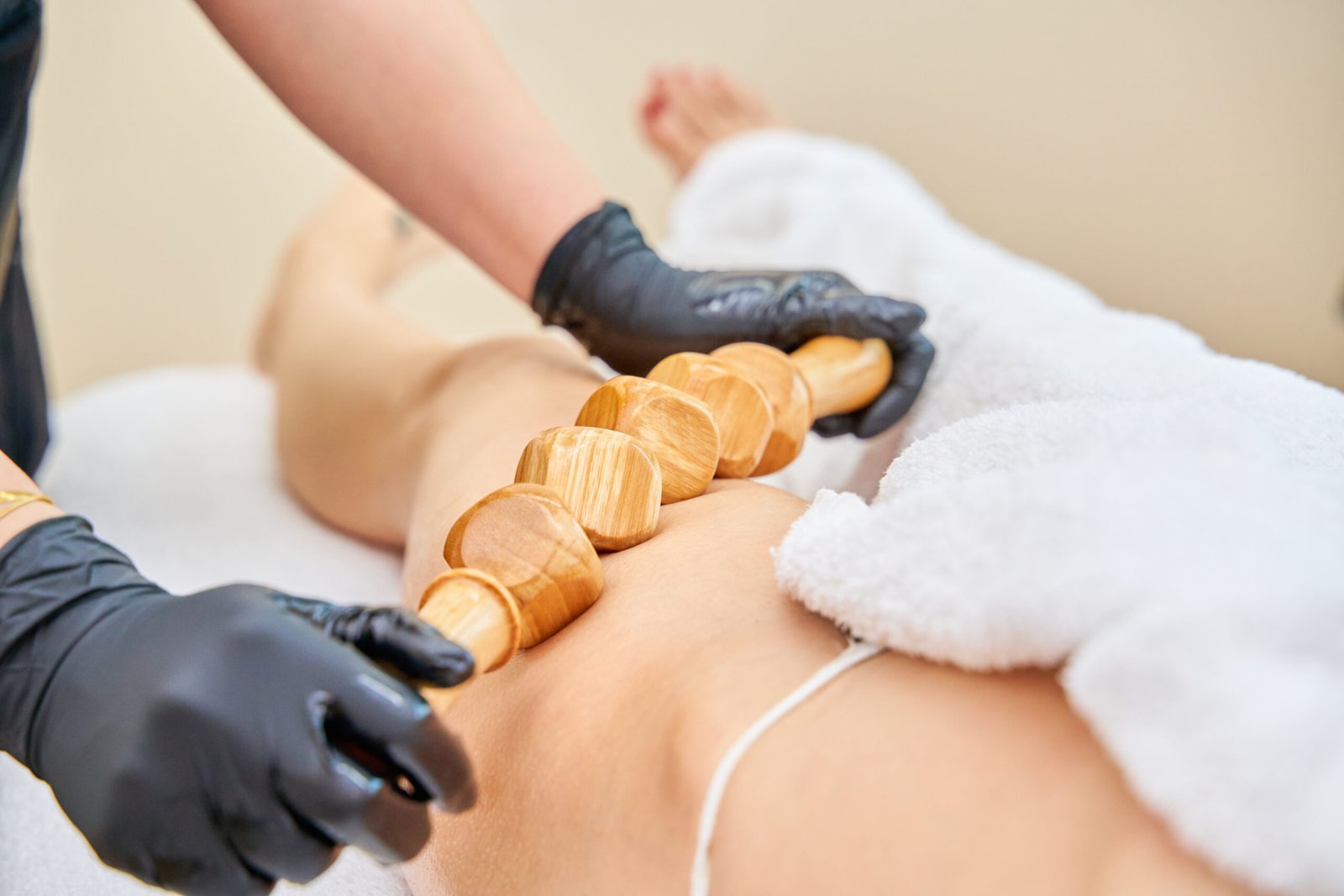 Aplicación de tratamiento reafirmante corporal en Moon Dream, centro de estética en Pozuelo de Alarcón